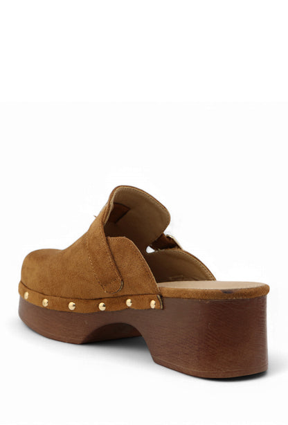 Sabots Suédine Camel à Plateforme Effet Bois Cloutée avec Boucle Métal